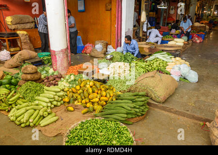 Gurken und andere Gemüse an Krishnarajendra Markt, Banaglore, Bangalore, Karnataka, Indien Stockfoto