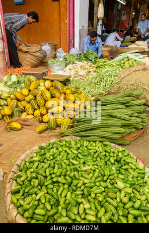 Gurken und andere Gemüse an Krishnarajendra Markt, Banaglore, Bangalore, Karnataka, Indien Stockfoto