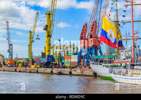 MONTEVIDEO, URUGUAY, APRIL 2018 - Moderne Fregatten bei Marine Ausstellung in Montevideo Hafenstadt geparkt, Uruguay Stockfoto