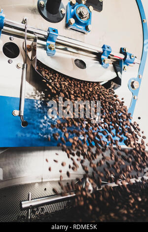 In der Nähe von frisch geröstetem Kaffee Bohnen Gießen von Kaffeeröster. Stockfoto