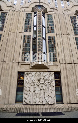 Berlin, Deutschland - 12. November 2018. Architektonische Details der neuen Friedrichstadt-palastes Gebäude in Berlin, mit Relief von Emilia N. Bayer und Stockfoto