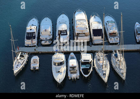 Fontvieille, Monaco - Januar 10, 2019: Blick von oben auf die luxuriösen Segelyachten und Boote Aufgereiht, Segelboote im Hafen von Fontvieille in Monaco Günstig Stockfoto