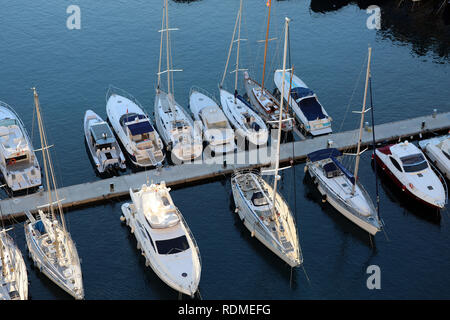 Fontvieille, Monaco - Januar 10, 2019: Luftaufnahme von luxuriösen Segelyachten und Boote Aufgereiht, Segelboote im Hafen von Fontvieille in Mon Günstig Stockfoto