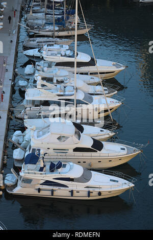 Fontvieille, Monaco - Januar 10, 2019: Blick von oben auf die luxuriösen Segelyachten und Boote Aufgereiht, Segelboote im Hafen von Fontvieille in Monaco Günstig Stockfoto