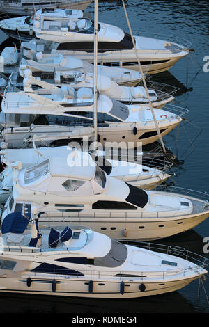 Fontvieille, Monaco - Januar 10, 2019: Luftaufnahme von luxuriösen Segelyachten und Boote Aufgereiht, Segelboote im Hafen von Fontvieille in Mon Günstig Stockfoto