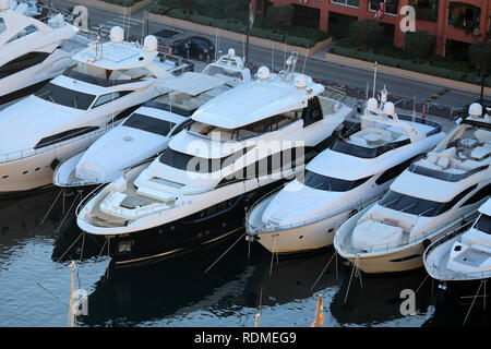 Fontvieille, Monaco - Januar 10, 2019: Blick von oben auf die luxuriösen Yachten und Megayachten Aufgereiht, Boote im Hafen von Fontvieille in Monaco, Französisch Stockfoto