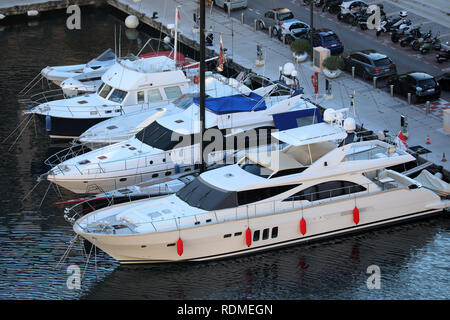 Fontvieille, Monaco - Januar 10, 2019: Blick von oben auf die luxuriösen Yachten im Hafen von Fontvieille in Monaco, Französische Riviera, Europa gefüttert Stockfoto