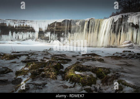 Gefrorenen Wasserfall Jagala Estland Stockfoto