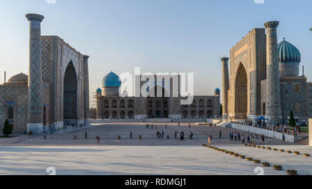 Registan Platz mit imposanten Gebäuden, Medrese Ulugh Beg Madrasah, Sher-Dor Madrasah und die tilya Kori Madrasah, Samarkand. Stockfoto