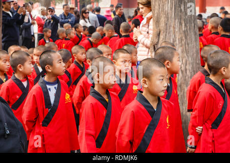 Dengfeng, China - Oktober 16, 2018: Schüler der Martial Arts School sind auf dem Platz in der Nähe des Shaolin Tempel. Stockfoto