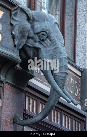 Leipzig, Deutschland - 14 November 2018. Bronze Elephant Head am Eingang Cafe Riquet in Leipzig. Stockfoto