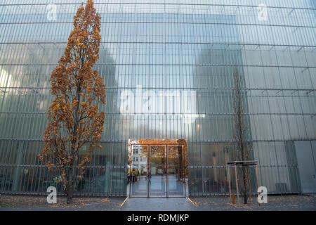 Leipzig, Deutschland - 14 November 2018. Fassade eines kommerziellen Gebäude in Leipzig, mit mit Bäumen und Reflexionen. Stockfoto