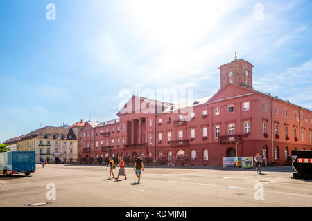 Markt, Rathaus und Kirche, Karlsruhe, Deutschland Stockfoto
