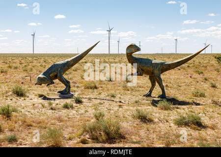 Erenhot, China - September 23, 2018: Zwei Dinosaurier Skulpturen aus Metall stehen in der Steppe. Stockfoto