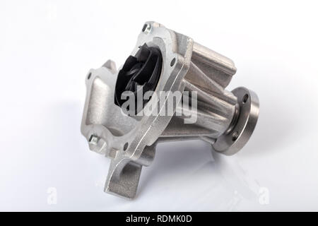 Detail der Einrichtung der Wasserpumpe des Motors eines Benzin Auto isoliert auf Weiss. Stockfoto