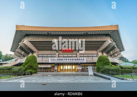 Chiyoda, Tokio - August 3, 2018: Nippon Budokan. Indoor Arena in Kitanomarukoen Park auch als Bühne genutzt. Nach Yumedono Halle modelliert Stockfoto