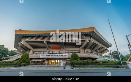 Chiyoda, Tokio - August 3, 2018: Nippon Budokan. Indoor Arena in Kitanomarukoen Park auch als Bühne genutzt. Nach Yumedono Halle modelliert Stockfoto