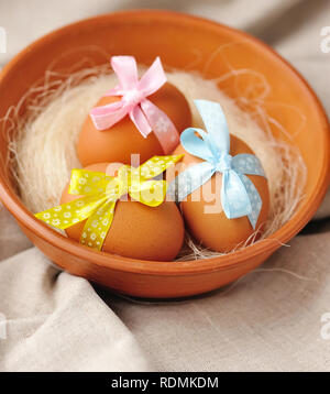 Ostereier in Keramik Schüssel Stockfoto