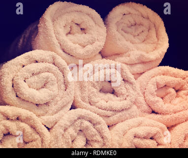 Bis white spa Bettwäsche gerollt Stockfoto