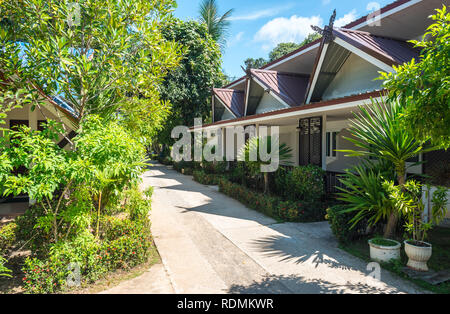 Ao Nang, Thailand - Juli 3, 2018: Bungalows von Krabi Wald Homestay, Vegetation und eine Spur. Stockfoto