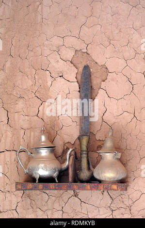Regal & Teekanne noch Leben, das in der marokkanischen Küche in Adobe Haus Ait Benhaddou Marokko Stockfoto
