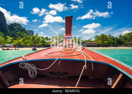 Reisen mit dem long tail Boot nach Railay Beach, Krabi. Urlaub in Thailand Stockfoto