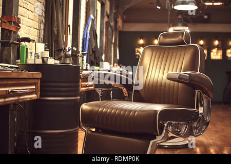 Close up braun Leder Stuhl im barbershop. Loft-stil Stockfoto