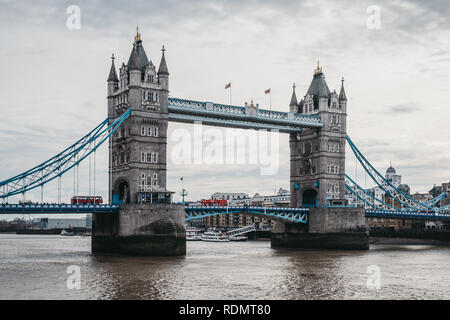 London, Großbritannien - 13 Januar, 2019: rote Busse auf die Tower Bridge. Die Tower Bridge ist oft für die London Bridge, die nächste Brücke stromaufwärts verwechselt. Stockfoto