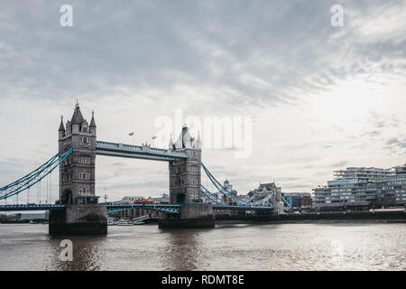 London, Großbritannien - 13 Januar, 2019: rote Busse auf die Tower Bridge. Die Tower Bridge ist oft für die London Bridge, die nächste Brücke stromaufwärts verwechselt. Stockfoto