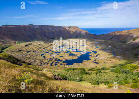 Herrlicher Blick über den Vulkan Rano Kau und seinen Kratersee die beeindruckendste Landschaft auf der Osterinsel. Eine beeindruckende Landschaft in einer idyllischen Umgebung Stockfoto