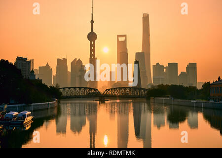 Am frühen Morgen Sonnenaufgang in Pudong mit den Huangpu Fluß und den Bund skyline Stockfoto
