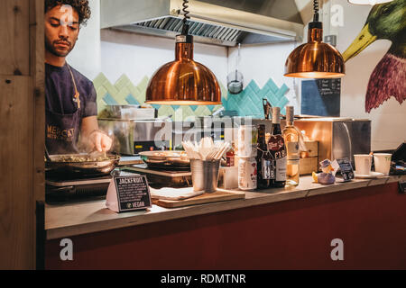 London, Großbritannien - 13 Januar, 2019: Der Mensch arbeiten bei vegan Jackfruit stand in Mercato Metropolitano, nachhaltige Gemeinschaft in London konzentriert sich auf Revita Stockfoto