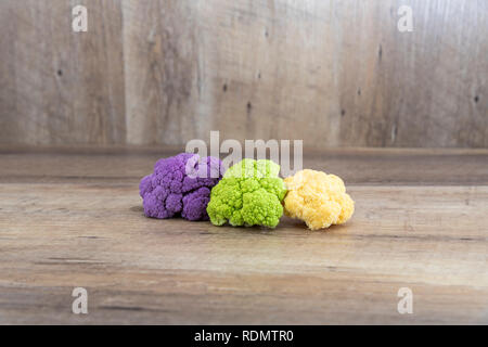 Farbigen Blumenkohl auf einer hölzernen Hintergrund Stockfoto