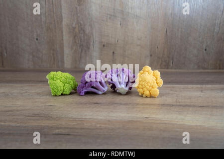 Farbigen Blumenkohl auf einer hölzernen Hintergrund Stockfoto