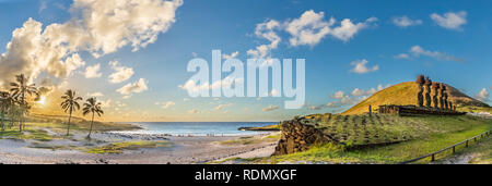 Anakena Beach der berühmteste Strand auf der Osterinsel ist Eine idyllische und erstaunliche Landschaft mit Palmen aus Polynesien und das Ahu Nau Nau Moais Stockfoto