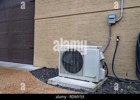 Klimaanlage Mini split System neben Home mit bemalten Wand und Raum für Text kopieren Stockfoto