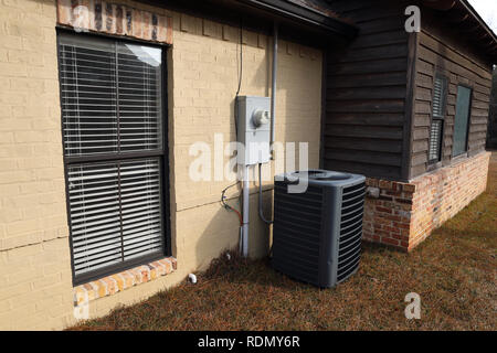 Grau Klimaanlage Kondensator Kompressor Einheit neben bemalten