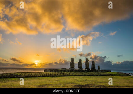 Ahu Vai Uri den berühmtesten Sonnenuntergang auf der Osterinsel. Wir haben nicht zu verwechseln mit Ahu Tahai, ist der Nachbar allein Moai. Es ist beeindruckend, Stockfoto