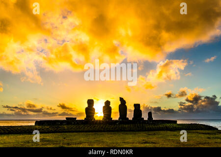 Ahu Vai Uri den berühmtesten Sonnenuntergang auf der Osterinsel. Wir haben nicht zu verwechseln mit Ahu Tahai, ist der Nachbar allein Moai. Es ist beeindruckend, Stockfoto