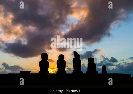 Ahu Vai Uri den berühmtesten Sonnenuntergang auf der Osterinsel. Wir haben nicht zu verwechseln mit Ahu Tahai, ist der Nachbar allein Moai. Es ist beeindruckend, Stockfoto