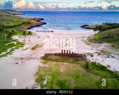 Luftaufnahme des Mistery Anakena Beach und seiner Moais Und idyllischer und wilder Strand im Pazifischen Ozean Osterinsel ein tolles Reiseziel Stockfoto