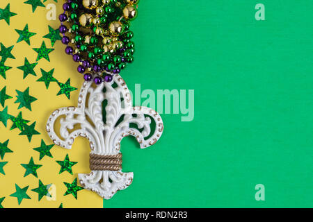 Horizontale weiße und goldene Fleur de Lis auf meliert grün und gelb mit goldenen Sternen und Perlen Stockfoto