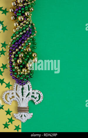 Weiß und Gold fleur de lis auf meliert grün und gelb mit goldenen Sternen und Perlen Stockfoto