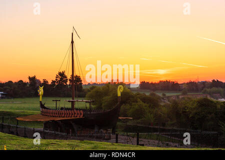 Dämmerung Himmel über Ramsgate aus pegwell's Bay Viking Schiff gesehen. Blauer Himmel mit dünnen Band von Orange am Horizont. Kreidefelsen und die Bucht bei Ebbe. Stockfoto