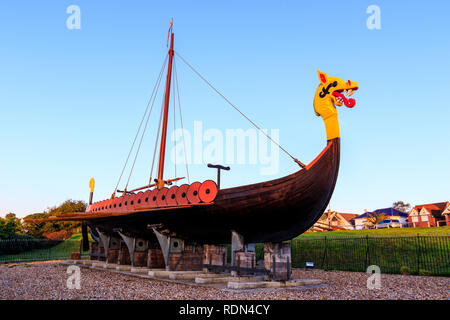 Das Wikingerschiff, die Hugin, an Pegwell Bay. Rekonstruierte lange Boot auf der Anzeige stehen. Replik von ca 890 Gokstad Schiffes. Vorderansicht von Bögen und Schiff. Stockfoto