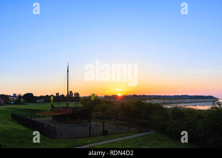 Sonnenaufgang über Ramsgate aus pegwell's Bay Viking Schiff gesehen. Blauer Himmel mit dünnen Band von Orange am Horizont. Kreidefelsen und die Bucht bei Ebbe. Stockfoto