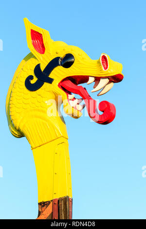 Das Wikingerschiff, die Hugin, an Pegwell Bay. Rekonstruierte lange Boot auf der Anzeige stehen. Replik von ca 890 Gokstad Schiffes. Dragon Head Aushängeschild. Stockfoto