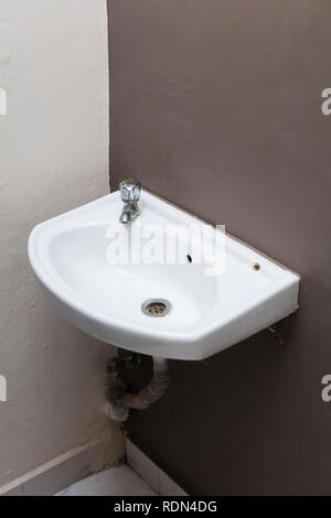 Ein kleines Waschbecken in der Ecke. Stockfoto