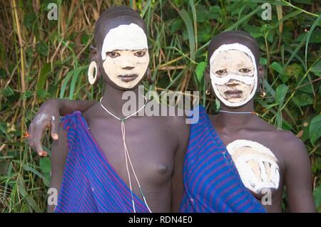 Zwei junge Frauen Surma mit Gesichts- und Körperbemalung, Kibish, Omo-tal, Äthiopien, Afrika Stockfoto