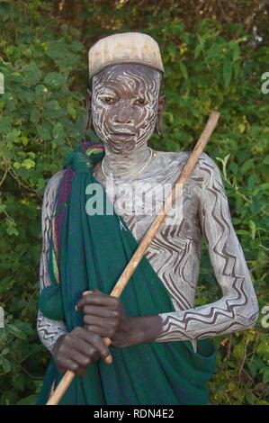 Surma Mann mit Gesichts- und Körperbemalung, Kibish, Omo-tal, Äthiopien, Afrika Stockfoto